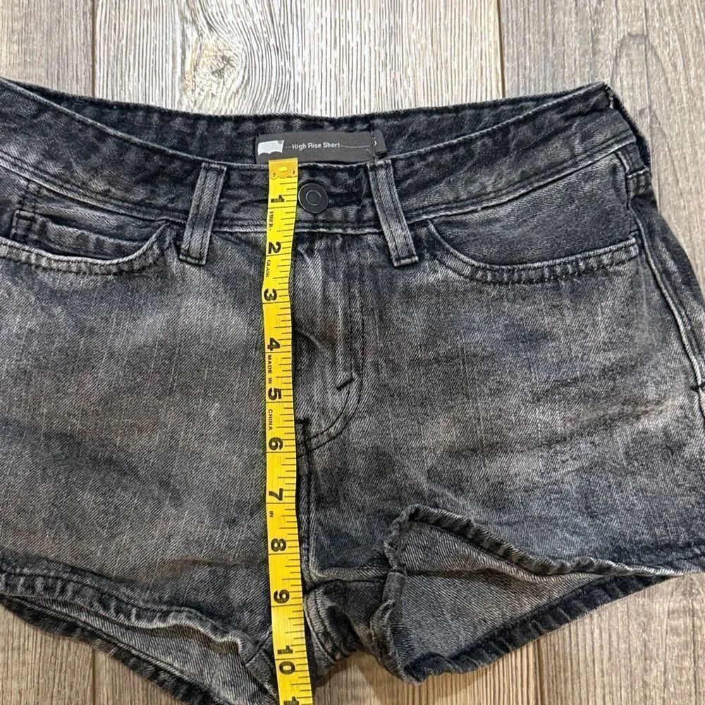 Levi’s High Rise Jean Shorts - Picture 4 of 6